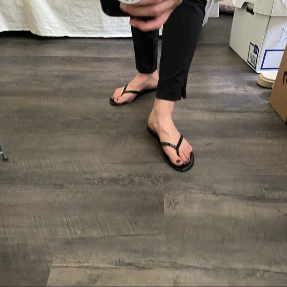 CHICO’S Black Women’s 9 Glossy Flip Flop Sandals - Picture 3 of 10